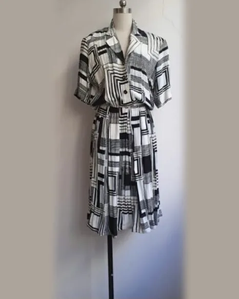 La même robe raccourcie au genou, sur le même mannequin
