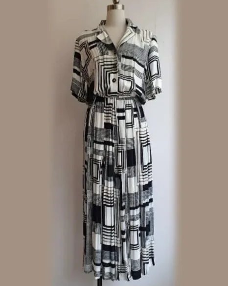 Robe chemise à motifs graphiques noir et blanc, longue, sur un mannequin