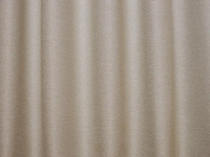 Rideau en lin beige aux plis réguliers